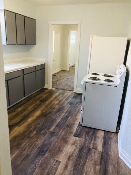 Kitchen 01 - 1000 S Denver St