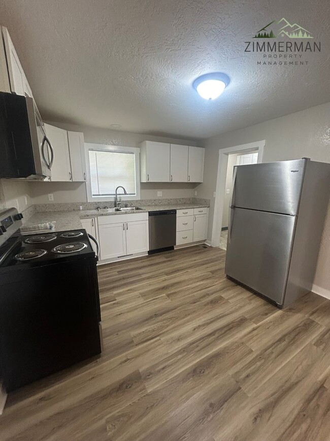 Building Photo - 3-Bedroom, 2-Bath for Rent- Ideal Campus H...