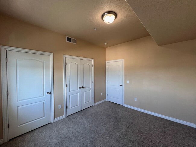 Building Photo - Beautiful Condo in Millcreek!