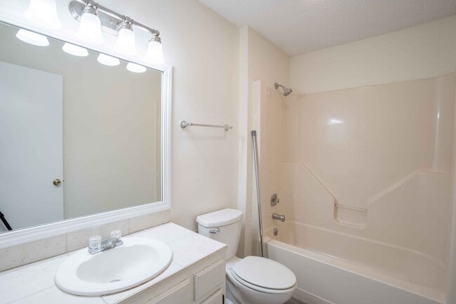 Building Photo - Spacious Brick Ranch in Union School District.