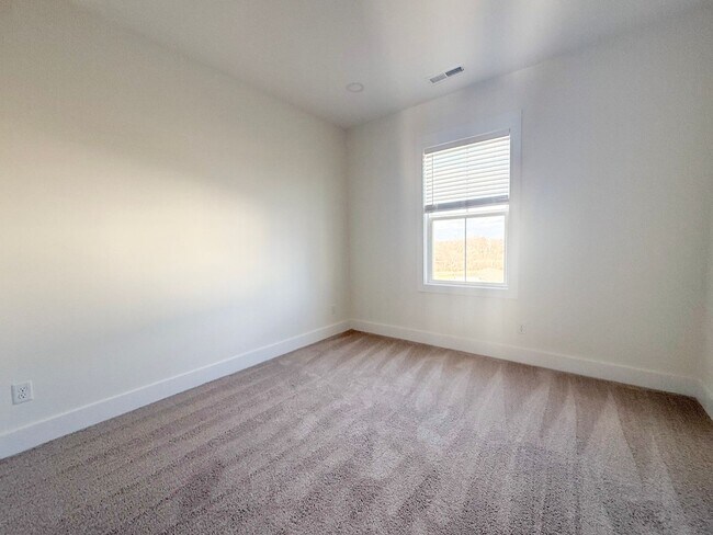 Building Photo - Spacious 4-Bedroom Townhome at Highbury + Summer Special