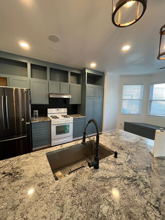 Building Photo - 5183 E Lowe Ave