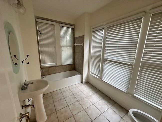 Building Photo - 726 Cosmopolitan Dr NE