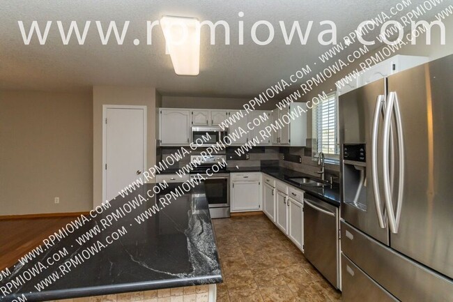 Building Photo - 770 SE Harper Dr