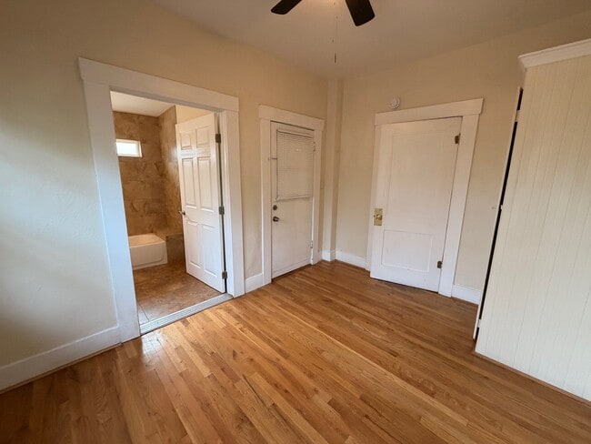 Building Photo - 1030 E 7th St