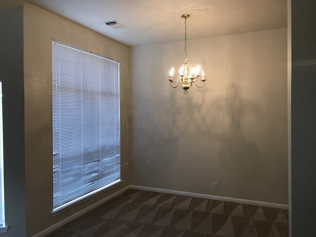 Building Photo - 2520 Crested Heights