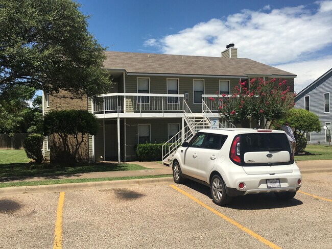 Building Photo - FEEL AT HOME AT LAKE SHORE VILLAS *Upstairs*
