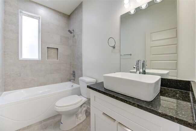 Building Photo - 2919 El Fenice Ln