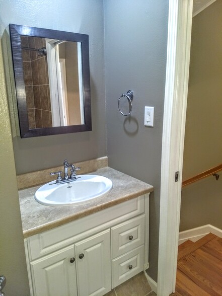 Second full bathroom - 16351 Petro Dr
