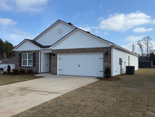 Building Photo - Caffee sub-division, very close to Mercedes plant, one level 4 Bedroom/2 Bath 1774 sqft