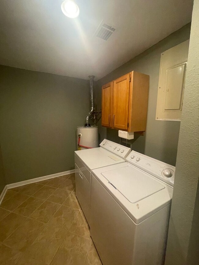Building Photo - UPDATED HOME IN RIVER OAKS ON WILMINGTON I...