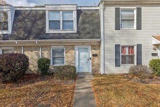 Building Photo - Cute townhome in Cavalier Manor!