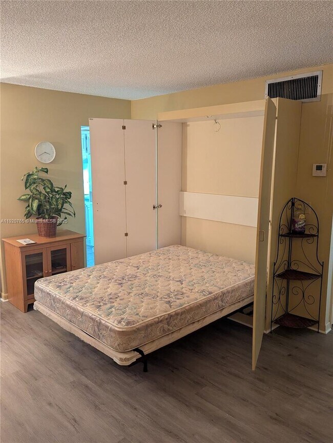 Building Photo - 4047 NW 16th St