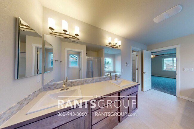 Building Photo - Beautiful Home! Easy JBLM Commute!