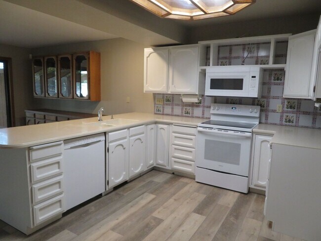 Building Photo - Huge Tri-Level Duplex