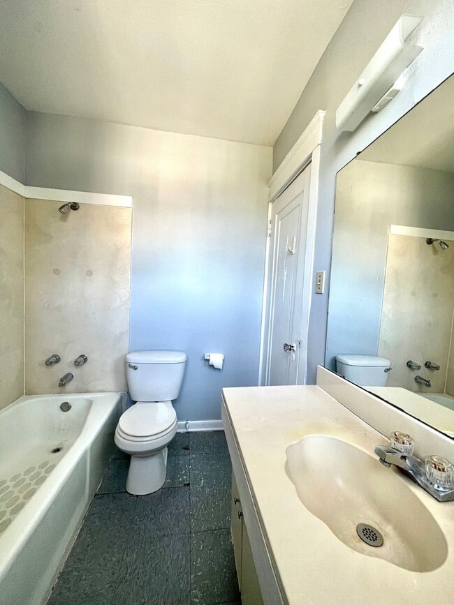Building Photo - 2 Bed/1 Bath Near Campus