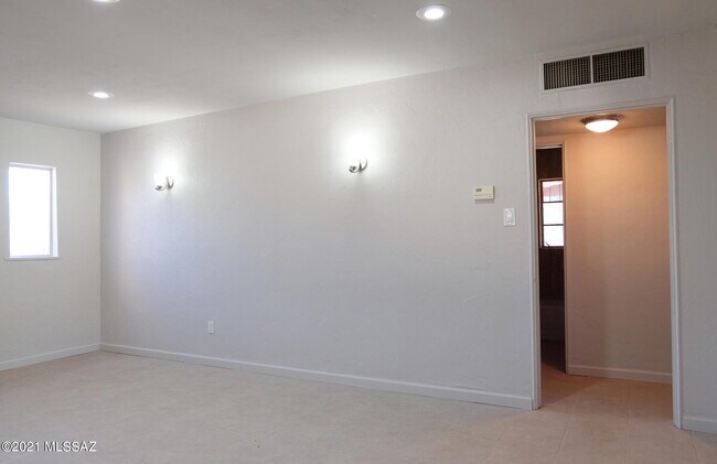 Building Photo - 3941 E Louis Ln