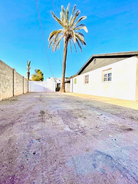 Building Photo - New renovated and move in ready. Roosevelt...
