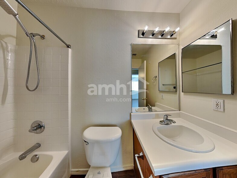 Building Photo - 15827 W Monroe St