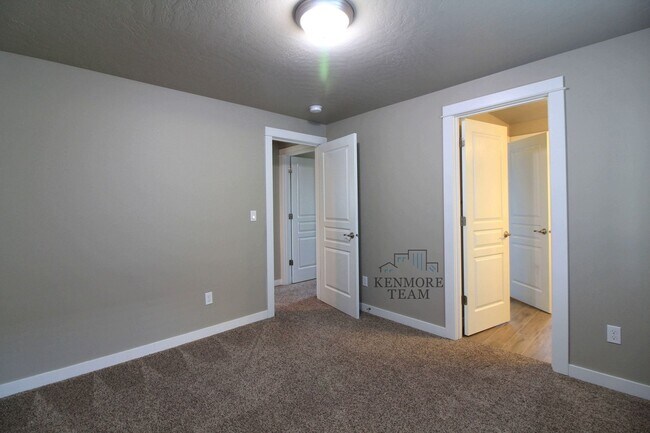 Building Photo - 556 Roslyn Ct