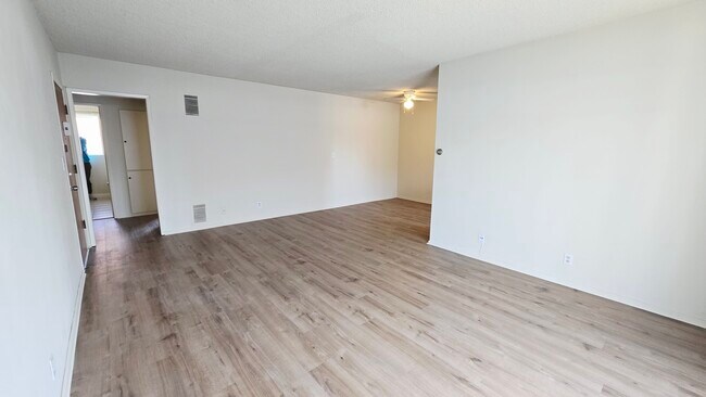 Building Photo - 526 S St Andrews Pl