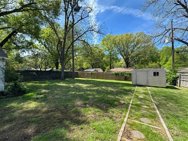 Building Photo - 1221 W Perkins Rd