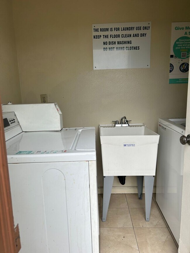 Building Photo - 4121Waln - L