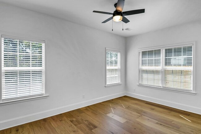 Building Photo - Pre-Leasing for the 26-27 School Year! - N...