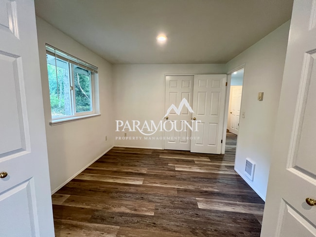 Building Photo - Cute 2 Bedroom + Den Duplex in Gig Harbor