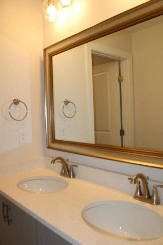 Building Photo - 846 Lillian Pk Dr