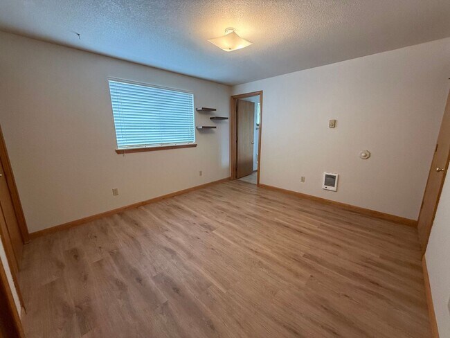 Building Photo - NE Bend Single Level 3 Bedroom / 2 Bathroom - PENDING APPLICATION