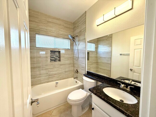 Building Photo - 3 Bedroom Home off of S Eastern and Sunrid...