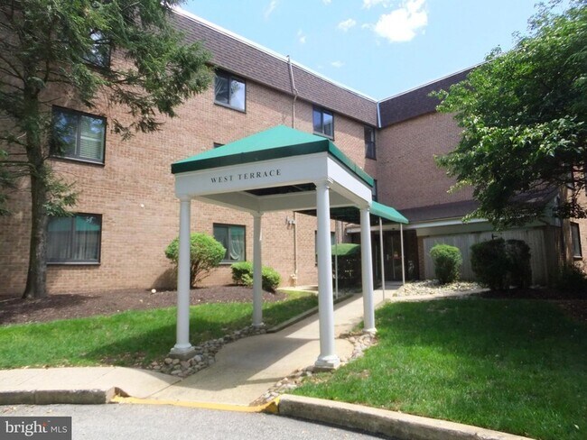 Building Photo - 1640 Oakwood Dr