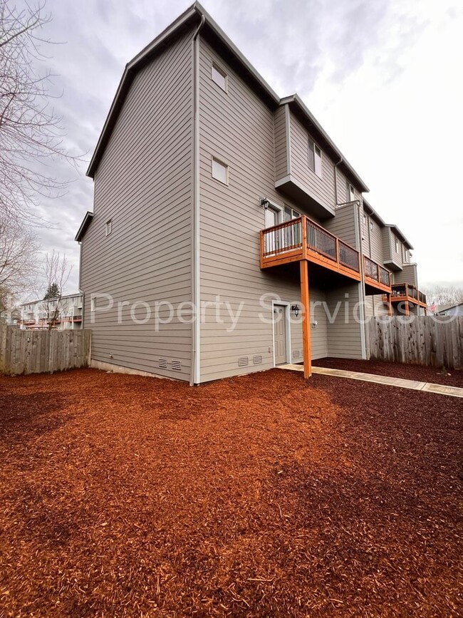Building Photo - Woodland Townhome Just Minutes from i5
