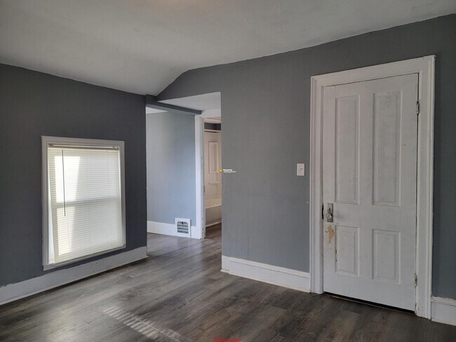 Building Photo - Large 1 bed upper Heat & Water included
