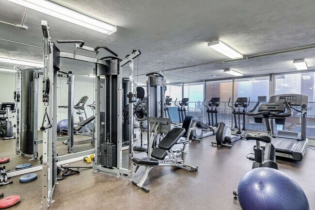 Building Photo - 6033 N Sheridan Rd