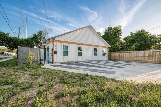 Building Photo - 336 De Haven St
