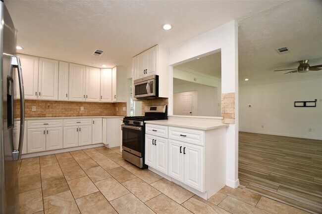Building Photo - 5951 Beaudry Dr