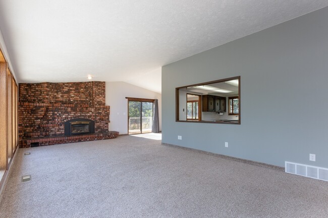 Building Photo - 3+ Bedroom, 3 Bath Available in quiet Spok...