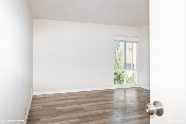 Building Photo - 646 Corbett Ave