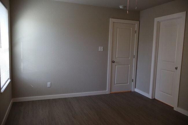 Building Photo - 1328 Seals St