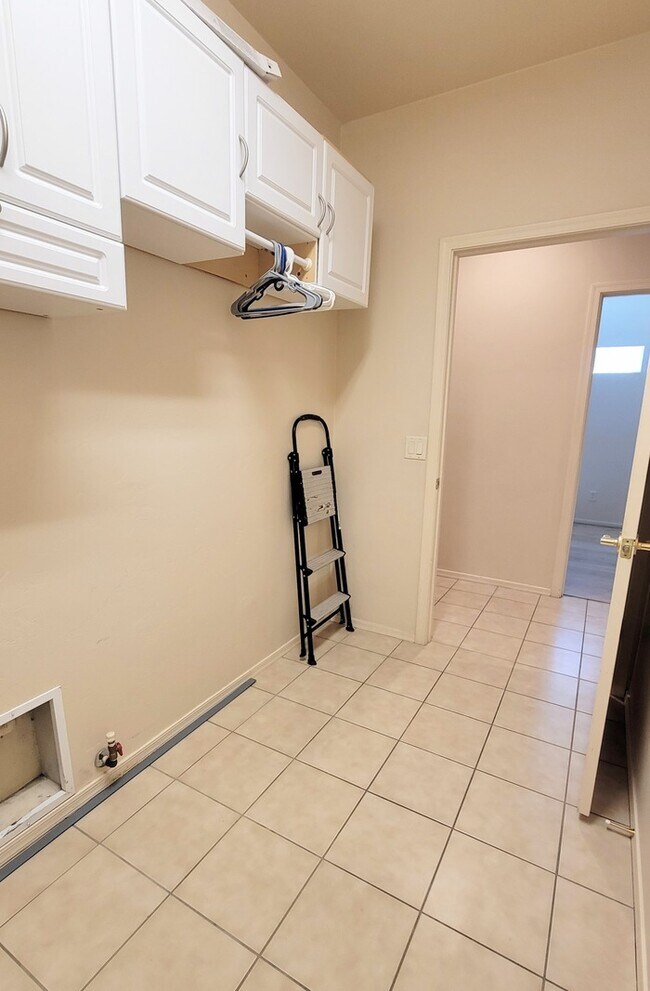 Building Photo - Pet friendly Civano home