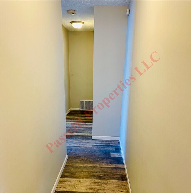 Building Photo - 913 E Emerson St