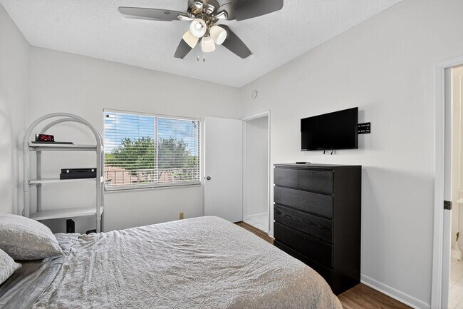 Building Photo - 6193 Pointe Regal Cir