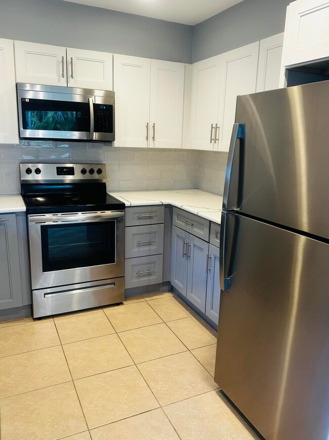 Building Photo - 423 Pine Tree Ct