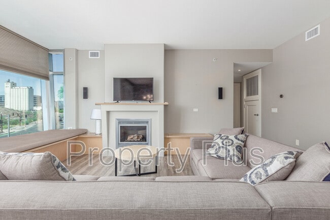Building Photo - 140 E Rio Salado Pky