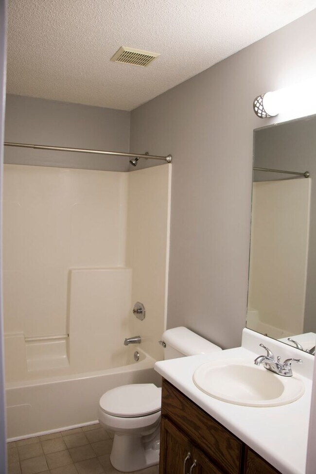 Building Photo - Quail Hollow