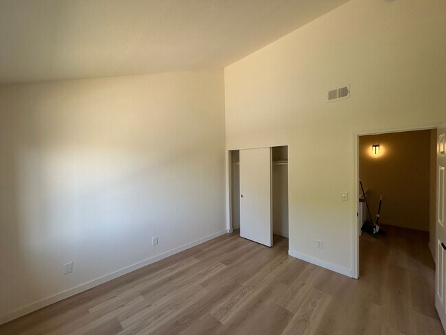Building Photo - NEWLY REMODELED 3 BEDROOM 3 BATH