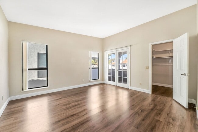 Building Photo - 2 Bedroom Condo!