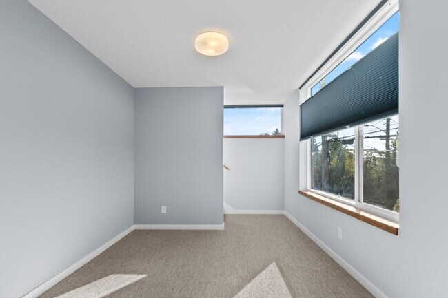 Building Photo - 2Bd/1.75Ba Seattle Townhouse